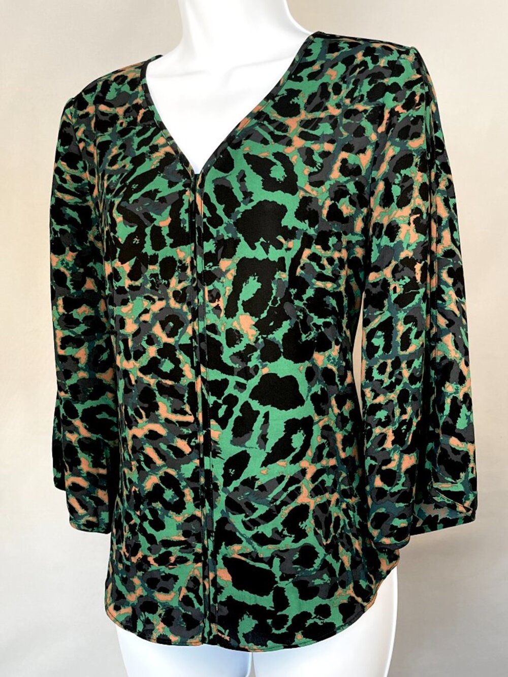 Chico’s Leopard Print V-Neck Popover Blouse Green 6 Split Sleeve Office Chic